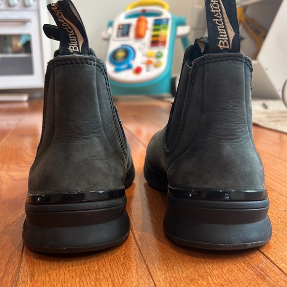 Blundstone Women’s Active Chelsea Boot- Size 6 (US) size 3 (AU). Rustic black - Picture 5 of 6
